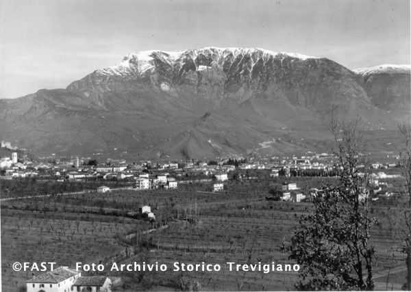 Vittorio Veneto,  sullo sfondo il Cansiglio con il Monte Pizzoc